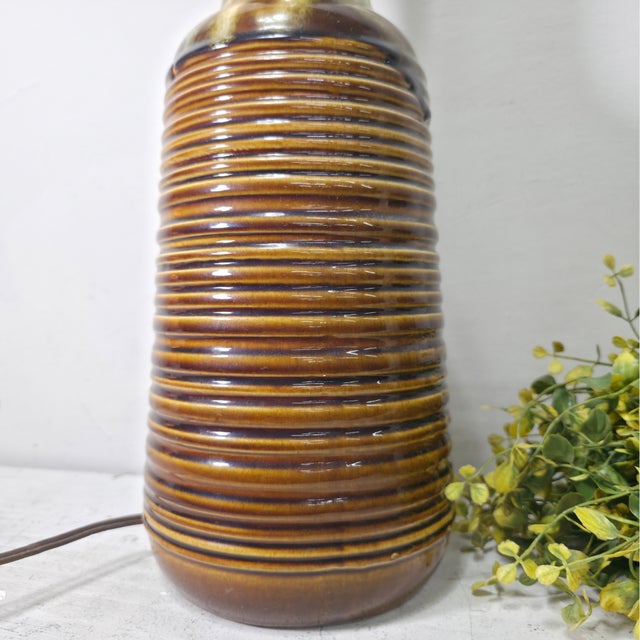 1970s 1970s Mid-Century Modern Ribbed Ceramic Drip-Glaze Table Lamp in Amber Brown For Sale - Image 5 of 12