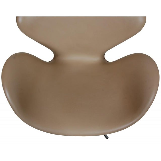 Swan Chair in Beige Essential Leather from Arne Jacobsen For Sale - Image 5 of 18