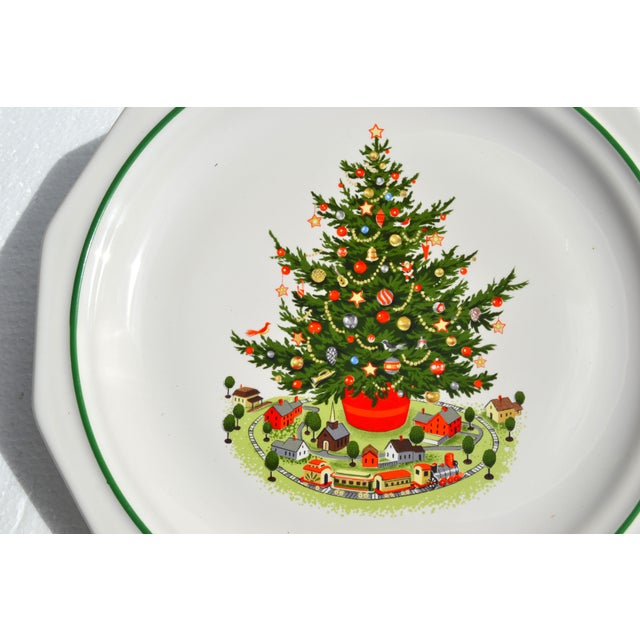 1980s Christmas Heritage Collectible Dinnerplate 10 Inches Diameter by Pfaltzgraff For Sale - Image 9 of 13