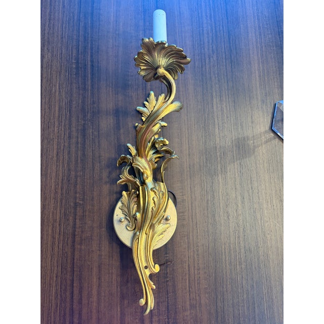 French Elegant 1950s Golden Wall Sconce For Sale In New York - Image 6 of 6