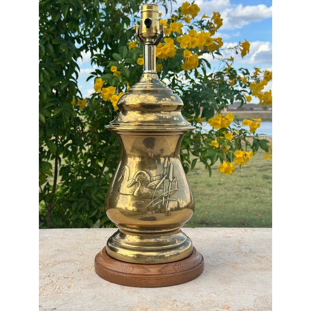 Vintage mid-century brass ginger jar urn table lamp with embossed ducks design on oak wood base. Dimensions: 8" diameter x...