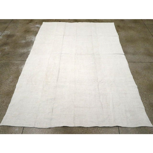 Mid 20th Century Galerie Shabab Collection Mid-20th Century Handmade Turkish Hemp Flatweave Kilim Room Size Carpet in White For Sale - Image 5 of 10