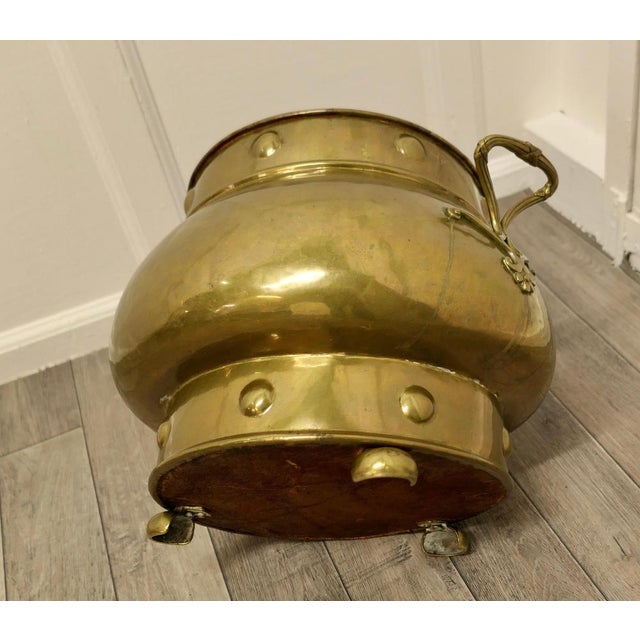 Metal 19th Century Pot Belly Brass Coal Bucket on Feet, 1880s For Sale - Image 7 of 10