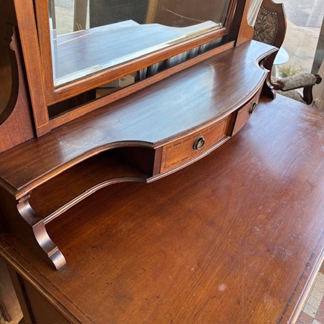 Dressing Table with Mirror in Wood, in Good conditions. Designed 1920 to 1949