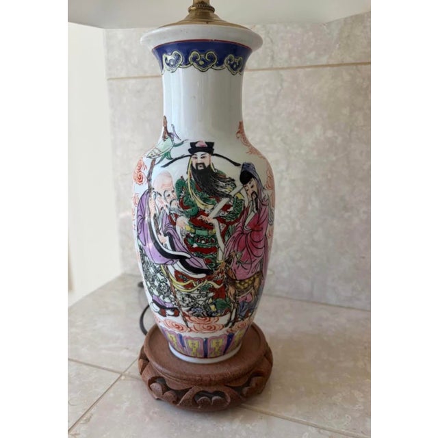 Chinoiserie Vintage Mid-Century Chinoiserie Famille Rose Porcelain Table Lamp For Sale - Image 3 of 6