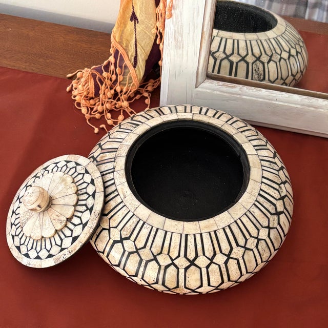 English Maitland Smith Tessellated Bone Horn Decorative Box Dome Top Vintage Large 9.5 For Sale - Image 3 of 6
