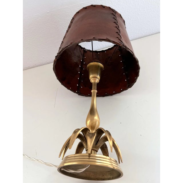 1970s Mid-Century Italian Palm Leaf Table Lamp in Brass with Leather Lampshade, 1970s For Sale - Image 5 of 12