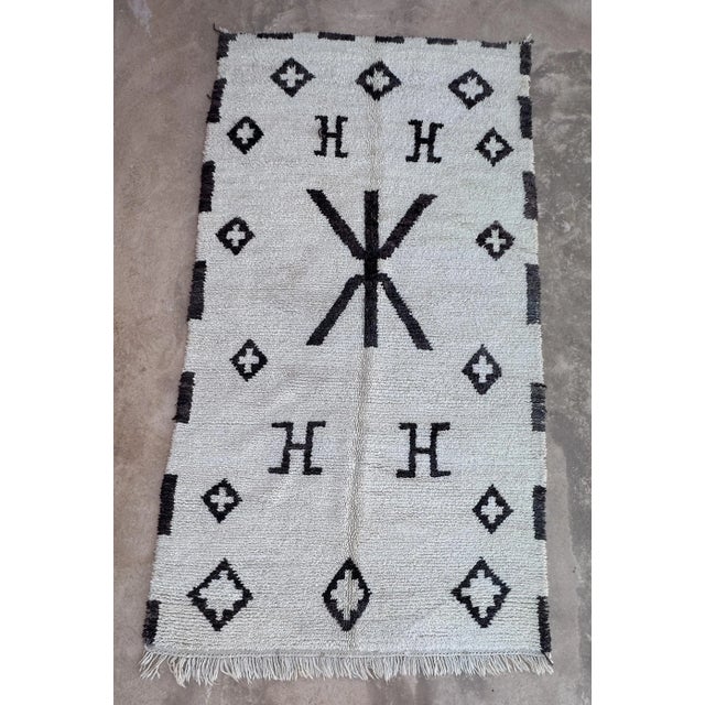 1980s Moroccan Beni Ourain Rug - 5'1" X 9'6" For Sale - Image 9 of 9