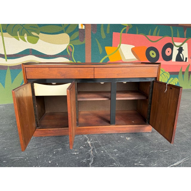 1960s Mid Century Dillingham Esprit Walnut Credenza For Sale In Tampa - Image 6 of 10