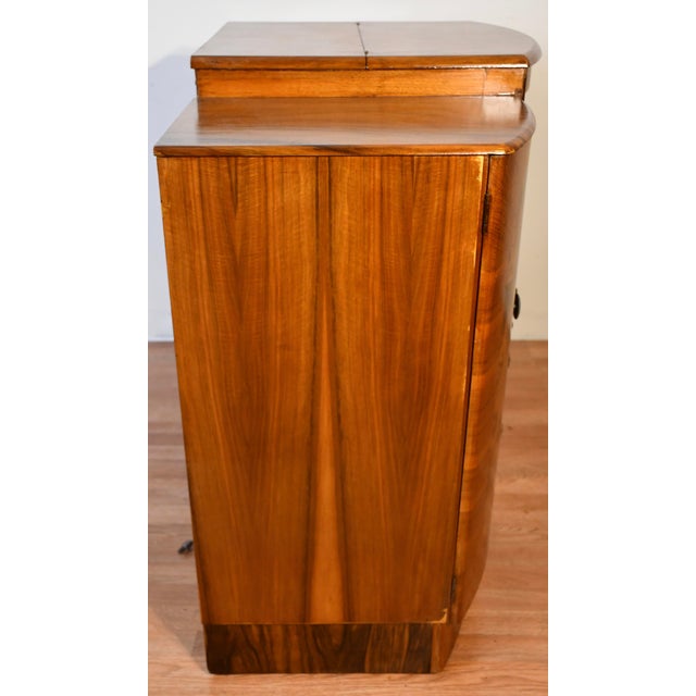 1930s Art Deco Walnut Bar / Cocktail Cabinet For Sale - Image 18 of 18