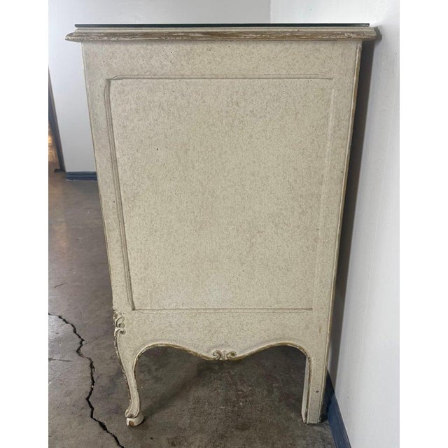 Early 20th Century Pair of Louis XV–Style Painted Chests With Antiqued Marbled-Foxed Mirror Tops For Sale In Los Angeles - Image 6 of 17