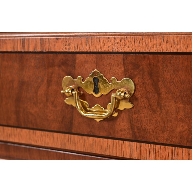 Brown Henredon Georgian Banded Mahogany and Burl Wood Chest of Drawers, Newly Refinished For Sale - Image 8 of 18