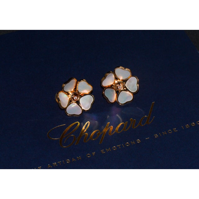 Late 20th Century Pair of Chopard Happy Hearts Flowers Diamond Mother of Pearl 18k Rose Gold Earrings For Sale - Image 14 of 15
