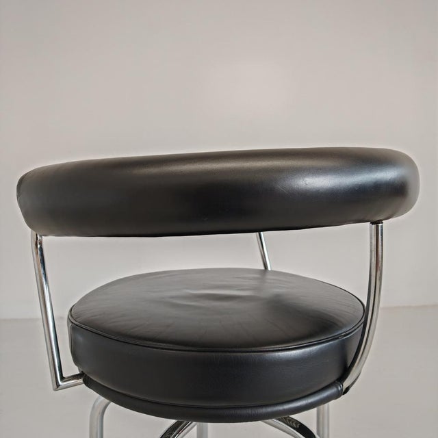 1980s Black Leather LC7 Swivel Armchair by Charlotte Perriand for Cassina, 1980s For Sale - Image 5 of 18