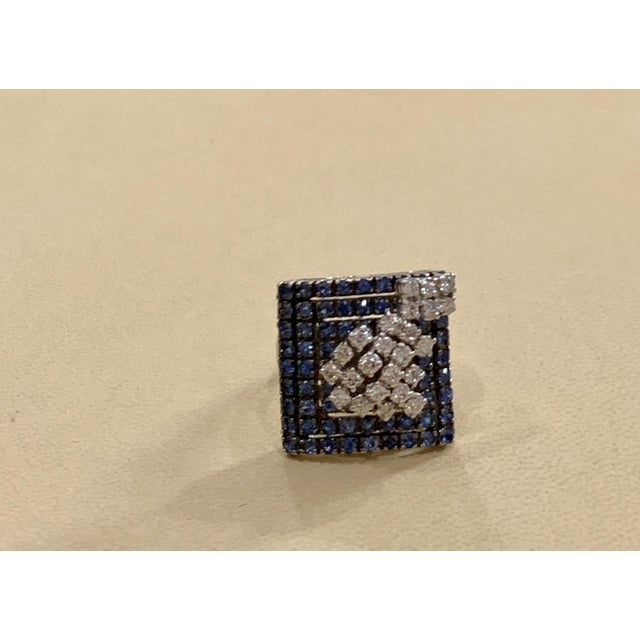 2.5 Carat Blue Sapphire and .65 Ct Diamond Cocktail Ring in 18 Karat Gold Estate For Sale - Image 4 of 8