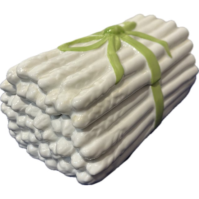 Highly collectible Portuguese majolica box, in excellent condition. Part of the Vista Alegre collection from Mottahedeh....