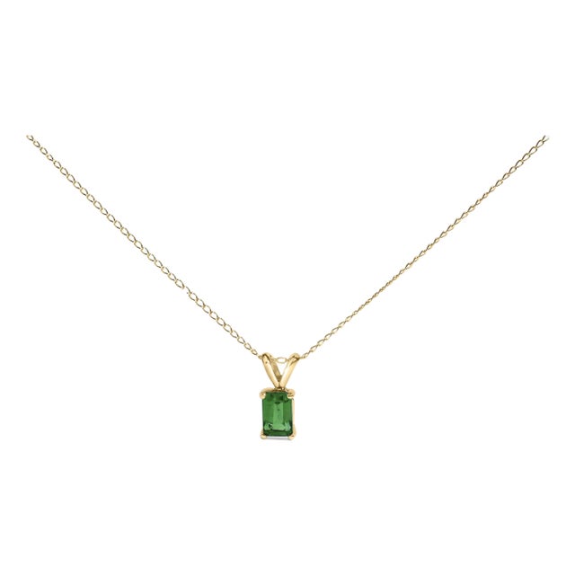 14K Yellow Gold 6x4MM Emerald Cut Green Emerald Solitaire Pendant Necklace For Sale