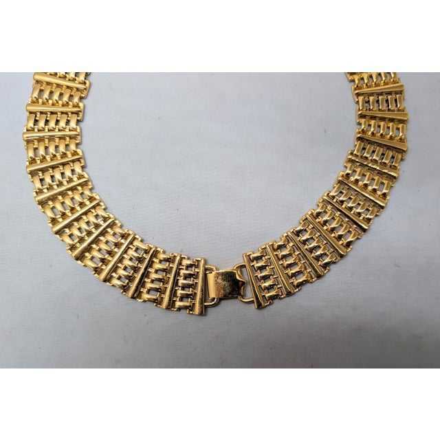 1980s Vintage Signed Napier Goldtone Interlocking Link Wide Collar Necklace For Sale - Image 5 of 10