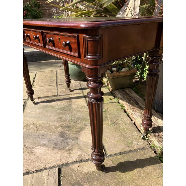 Victorian Writing Table, 1890s, in Very Good conditions. Designed 1890 to 1919