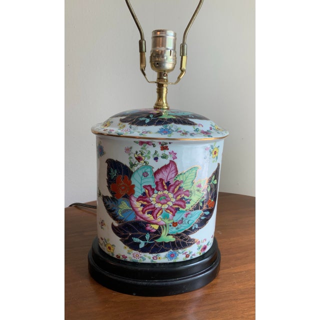 Vintage Tobacco Leaf Porcelain Table Lamp for British Colonial, Traditional, Chinoiserie & Palm Beach Regency - Famille Rose Colors. For Sale - Image 4 of 12