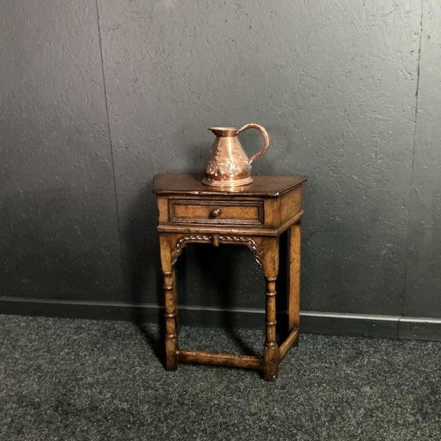 Small Oak Side Table, 1920s, in Very Good conditions. Designed 1920 to 1949