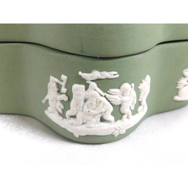 Traditional 1950s Wedgwood Star Shaped Celedon Jasperware Trinket Box For Sale - Image 3 of 9
