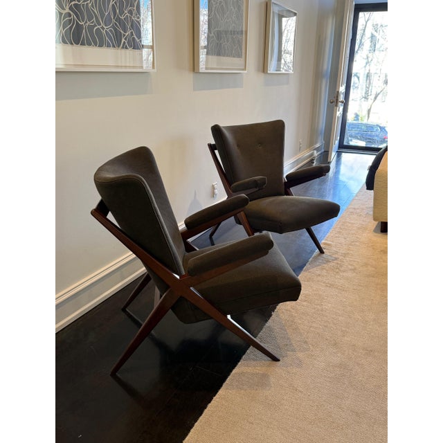 Excelent conditions Reupholstered. Overall Dimensions (inches): 34 "H x 16"W x 34"D Seat Height (inches): 16."