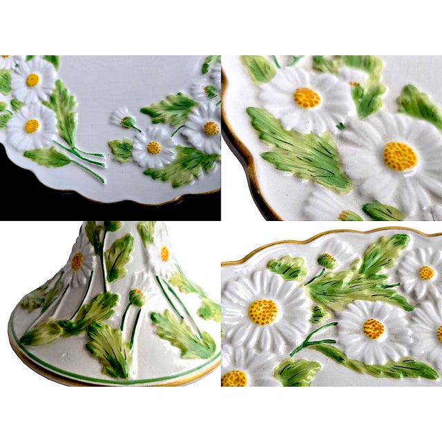 1960s Mottahedeh Ceramic Daisy Pedestal Cake Stand For Sale - Image 11 of 15