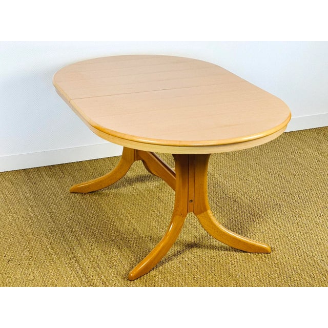 Vintage oval dining room table dating from the sixties composed of a butterfly extension. nice base. dimensions: h74 l160...