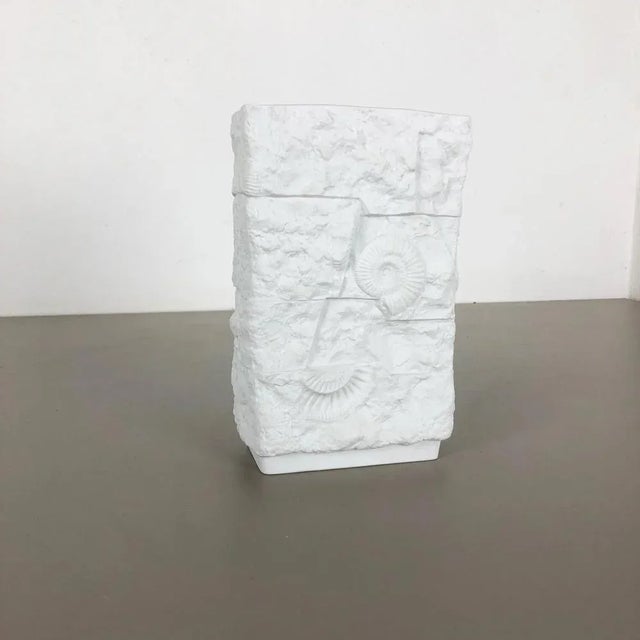 Op art porcelain vase producer: ak kaiser, germany this original vintage op art vase was produced in the 1970s in germany....