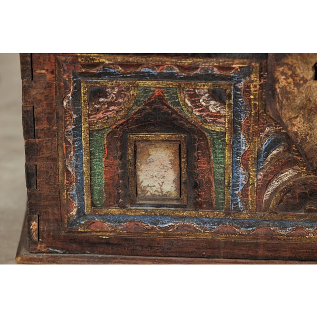 19th Century Antique Indian Painted Chest with Hinged Lid and Traces of Original Mirrors For Sale - Image 5 of 18