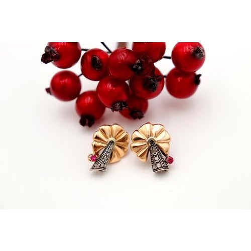 Gold and silver earrings with relief and diamond chips with garnet stones. Metal: Gold - Silver. Origin: Portuguese....