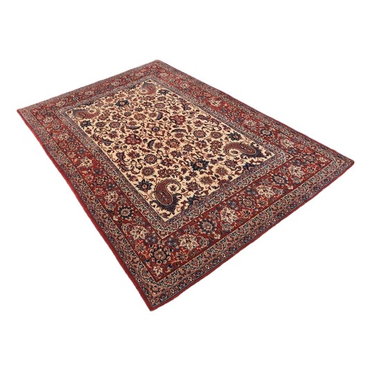 Middle Eastern Isfahan Rug in Hand-Knotted Wool For Sale
