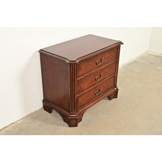 English Henredon Georgian Carved Mahogany Nightstand or Bachelor Chest For Sale - Image 3 of 12