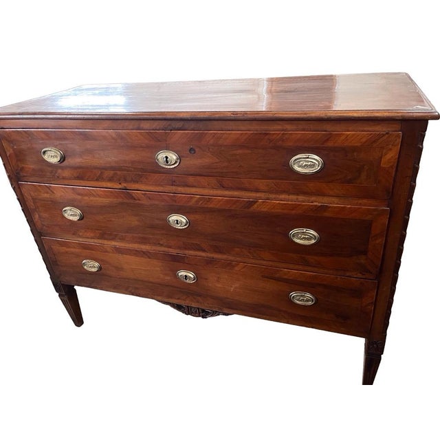Italian Neoclassical Walnut Commode with Inlaid Veneer, 18th Century For Sale - Image 4 of 18