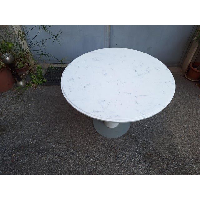 Mid-Century Modern Round Dining Table in White Carrara Marble with White Marble Column, 1980s For Sale - Image 3 of 5