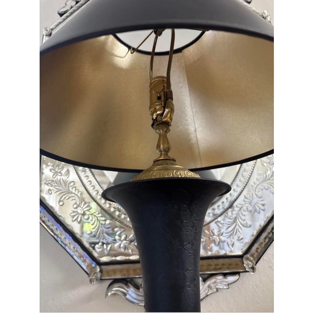 Hollywood Regency Mid 20th Century Black and Brass Gold Neoclassical Lamp For Sale - Image 3 of 7