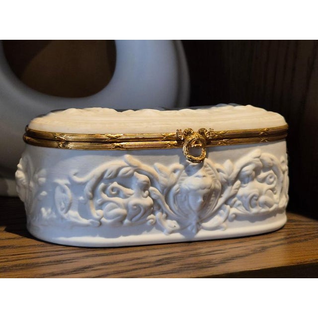 Neo-Classical Bisque Trinket Box with Relief from Limoges For Sale - Image 4 of 10