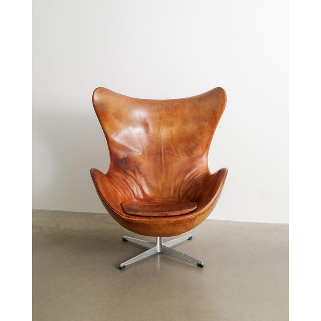 Mid-Century Modern Danish Egg Chair in Leather by Arne Jacobsen for Fritz Hansen, 1963 For Sale - Image 3 of 9