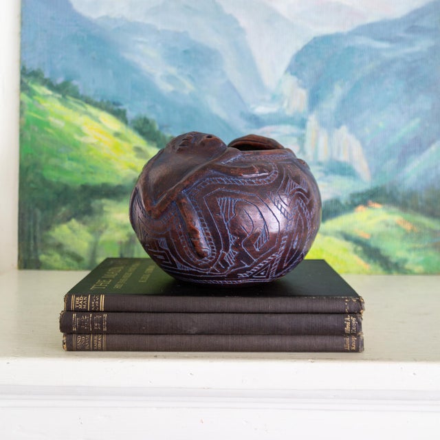 Indigenous Brazilian Reis Para Pottery Etched Ceramic Frog Bowl in Burgundy Red and Blue For Sale - Image 4 of 16