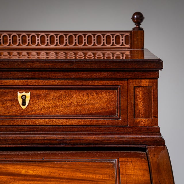 Louis XVI Roll-Top Desk in Mahogany, 1800s For Sale - Image 9 of 14