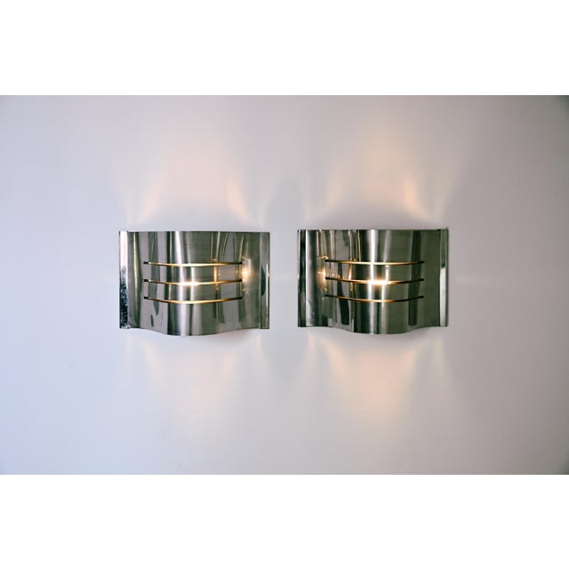 Pair of Italian chrome-plated metal wall lights. Wear due to age and time. Up to 250V (Europe/UK Standard).The wiring of...