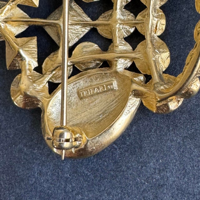 Late 20th Century Trifari Gold Crown Brooch Vintage Matte Tm Retro Pin For Sale - Image 5 of 8