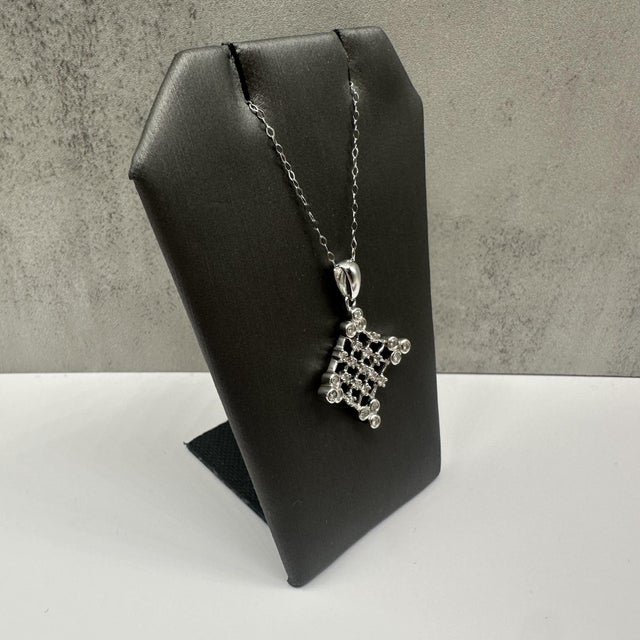 This elegant estate diamond necklace in 14kt white gold features approximately 0.35–0.40 carats total weight of natural GH...