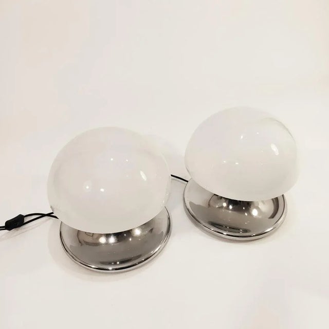 Pair of Italian mushroom-style table or table lamps from the 70s. Body and structure in chrome-plated silver metal and top...