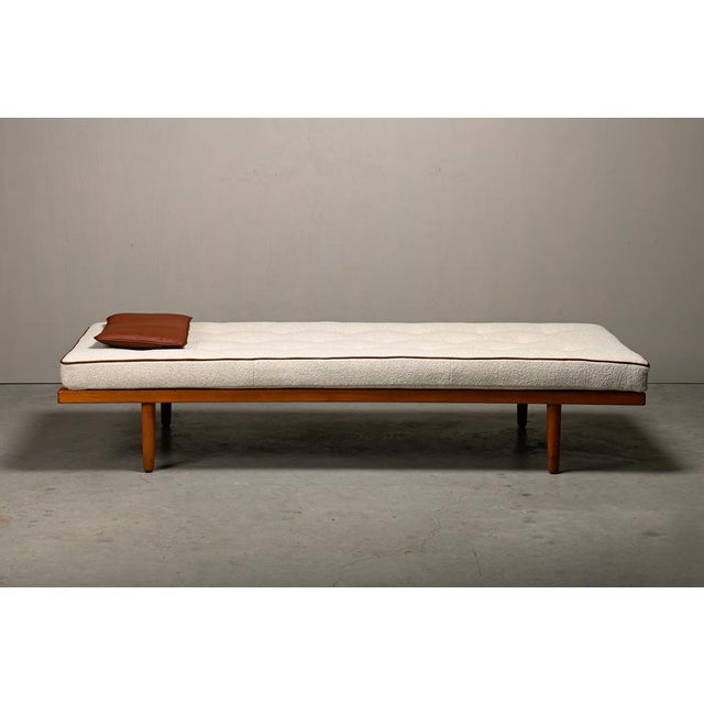 Mid-Century Modern Scandinavian Daybed Model 190 in Oak, Bouclé and Leather attributed to Børge Mogensen, 1960s For Sale - Image 3 of 17
