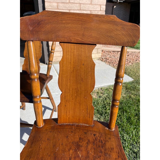 Fiddle Back Chairs: Farmhouse style from Pennsylvania. Early American era, 19th century. These chairs come as a set of 6,...