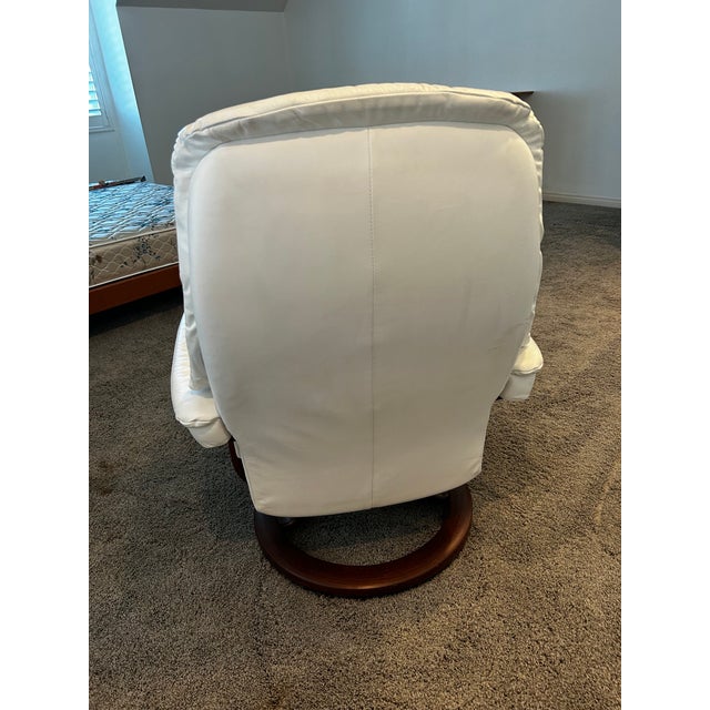 White Mid 20th Century Scandinavian Ekornes Stressless Lounge Chair and Ottoman in White Leather & Rosewood For Sale - Image 8 of 18