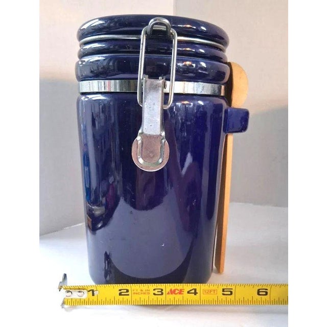 Royal Blue VTG Gibson Rounded Cobalt Blue Canister Set W/ Original Wooden Scoops! EUC/Mint For Sale - Image 8 of 10