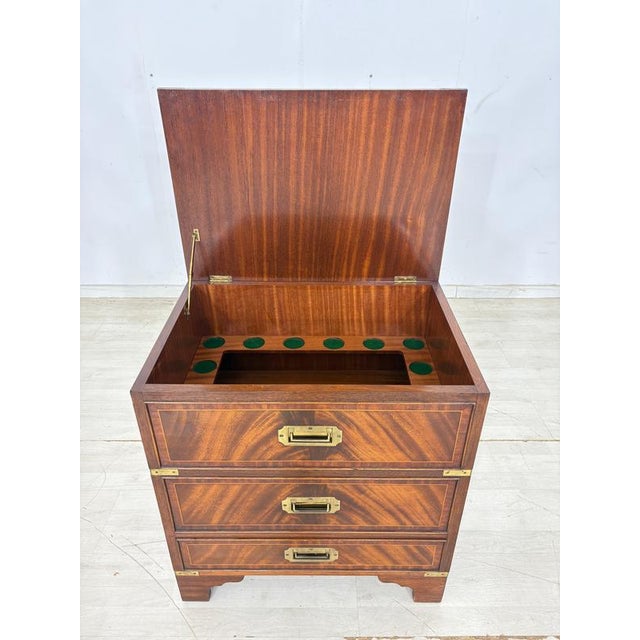 Wood English Chest of Drawers in Mahogany For Sale - Image 7 of 10